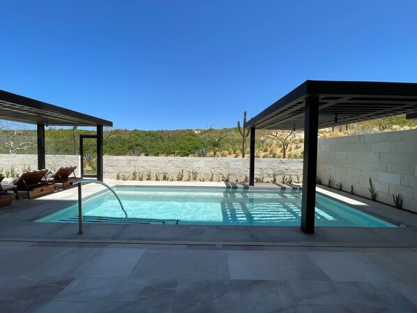 RELAX in your very own private pool & Jacuzzi...