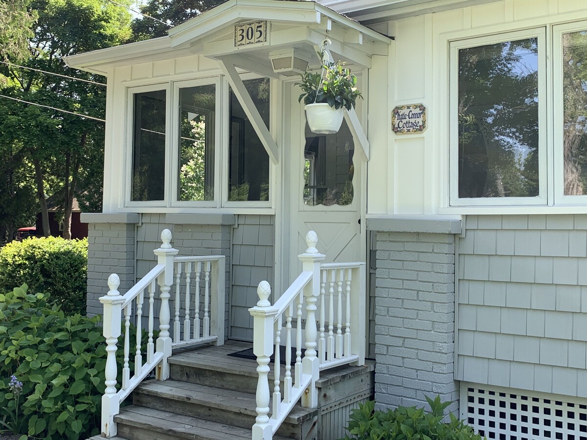 Classic Cottage in the Heart of Leland