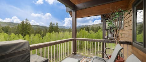 SilverSnow 476 - a SkyRun Winter Park Property - Relaxing Top Floor Outdoor space with Views and Grill 