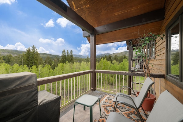 SilverSnow 476 - a SkyRun Winter Park Property - Relaxing Top Floor Outdoor space with Views and Grill 