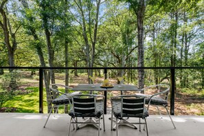 Oak Grove: Porch Perfection, Nature's Harmony