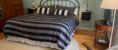 Room to move.. in this comfy king size bed.100% cotton bed linens!