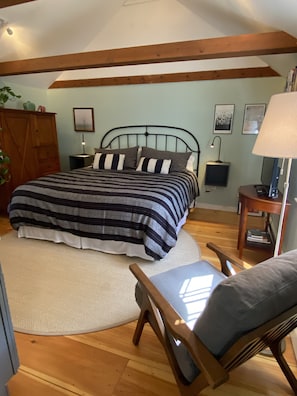 Room to move.. in this comfy king size bed.100% cotton bed linens!