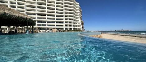 Largest oceanfront pool on Sandy Beach with an amazing negative edge