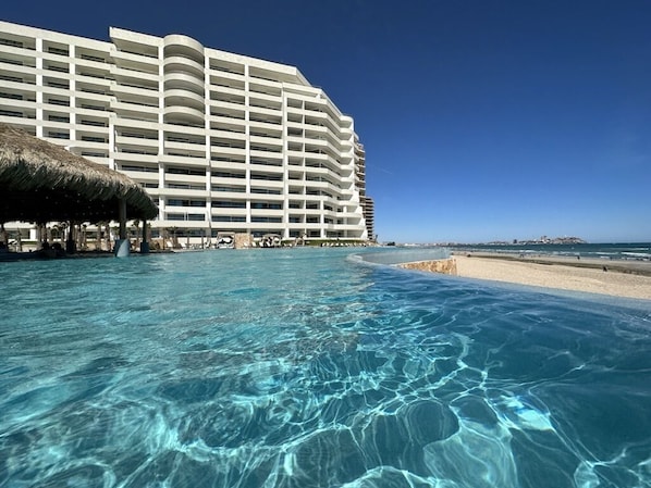 Largest oceanfront pool on Sandy Beach with an amazing negative edge