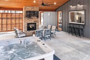 Indoor spa tub