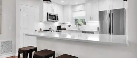 Kitchen w/ quartz countertops