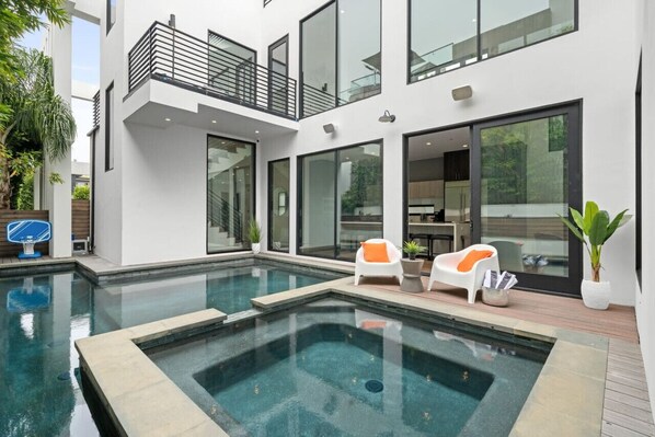 Relax in the extra-large spa with seating for eight. Splash around in the heated pool. Enjoy a basketball net and floaties.