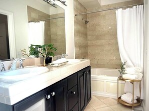 Primary Bedroom En-Suite Bathroom