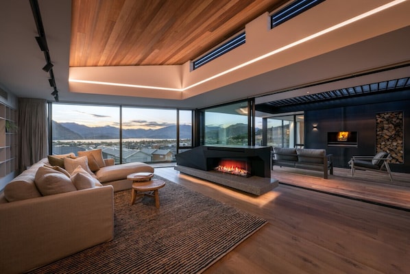 Indoor and outdoor lounge with lake I mountain views