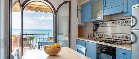 View (from property/room),Kitchen or kitchenette,Dining area,Sea view