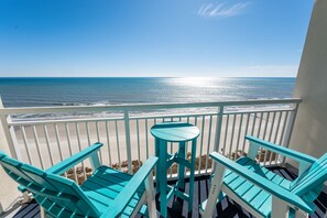 Balcony with Amazing Views of the Ocean