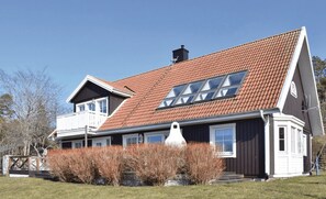 Skyddad terrass på framsidan med fin BBQ och matplats för 10 personer.