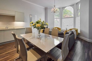 Brooklands Timless, Scarborough - Host & Stay