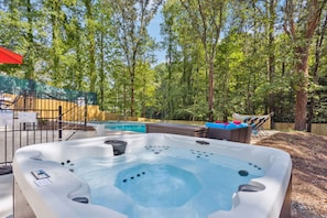 Pool ONLY OPEN last weekend of Apr -> end of Sep, HotTub open ALL YEAR ROUND