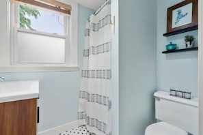 Your colorful newly renovated full bathroom 