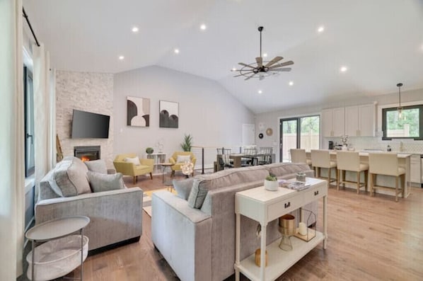 Welcome area and living room with dining table and kitchen