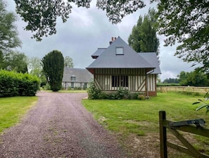 L’entrée de la propriété avec au fond la longère où je viens en vacances  