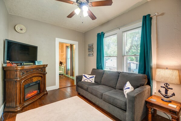 New Braunfels Vacation Rental | 1BR | 1BA | 900 Sq Ft | Stairs Required to Enter