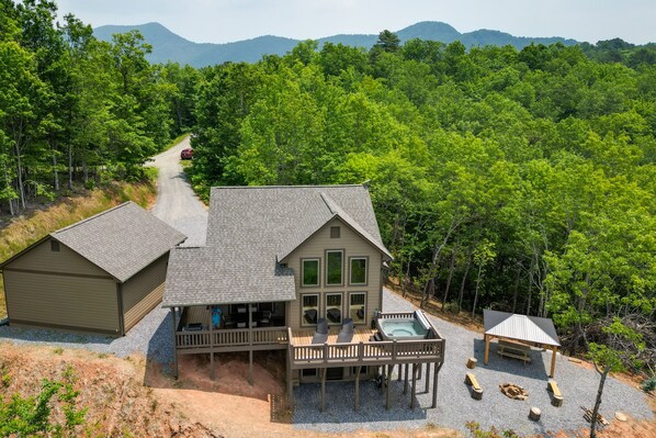 Franklin Vacation Rental | 3BR | 3BA | 2,300 Sq Ft | Stairs Required