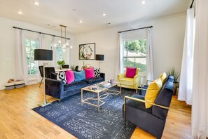 Living Room | Free WiFi | Smart TV | Central A/C