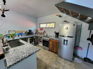 Full kitchen with gas stove.