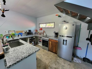 Full kitchen with gas stove.