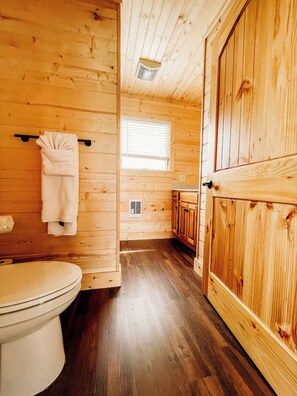 The Gobbler Cabin bathroom (1)