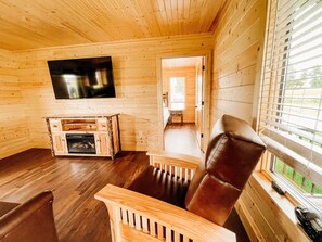Caribou Cabin living area (1)