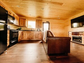 Caribou Cabin full kitchen