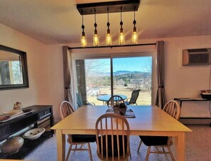 Amazing location, views, shared hot tub in Stowe! (959)