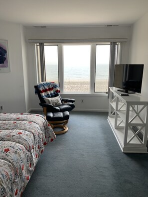 Main bedroom - view of ocean