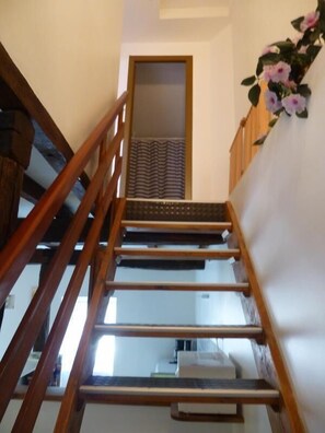 escalier pour accéder aux chambres