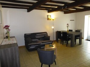salon et salle à manger vus de l'escalier
