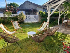 De l'autre côté de la maison (face Nord), le préau et son petit jardin vous permettront également de profiter des repas.