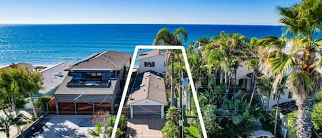 Detached 2 Level Beach House (no shared walls!), easy driveway parking 