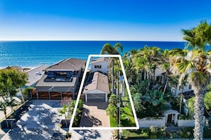Detached 2 Level Beach House (no shared walls!), easy driveway parking 