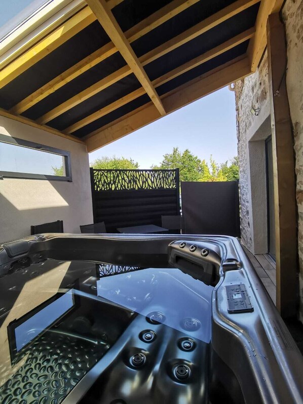 Outdoor spa tub