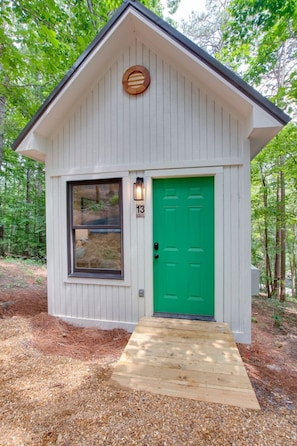 Charming tiny cottage with a cozy loft bedroom, private fire pit, and scenic forest views. Perfect for a romantic couple’s getaway or a peaceful solo retreat, with easy access to nearby hiking trails and outdoor adventures.