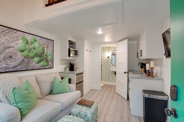 Charming tiny cottage with a cozy loft bedroom, private fire pit, and scenic forest views. Perfect for a romantic couple’s getaway or a peaceful solo retreat, with easy access to nearby hiking trails and outdoor adventures.