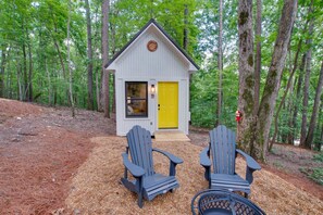 Charming tiny cottage with a cozy loft bedroom, private fire pit, and beautiful forest views. Ideal for couples or solo travelers seeking peace and relaxation.