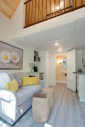 Charming tiny cottage with a cozy loft bedroom, private fire pit, and scenic forest views. Perfect for a romantic couple’s getaway or a peaceful solo retreat, with easy access to nearby hiking trails and outdoor adventures.