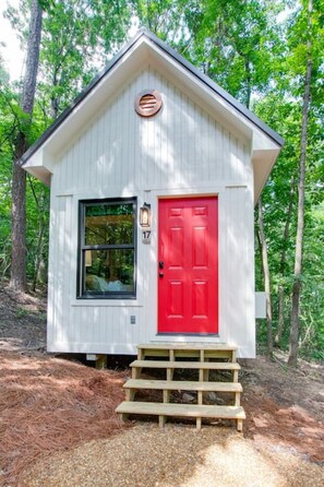 Charming tiny cottage with a cozy loft bedroom, private fire pit, and beautiful forest views. Ideal for couples or solo travelers seeking peace and relaxation