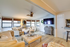 Living Area | Smart TV | Pet Friendly w/ Fee (2 Max)