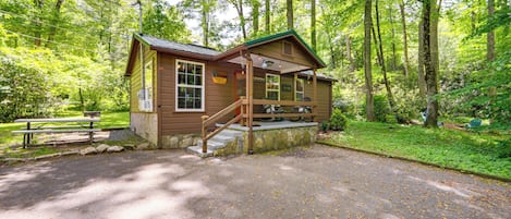 Maggie Valley Vacation Rental | 2BR | 2BA | 730 Sq Ft | Steps Required