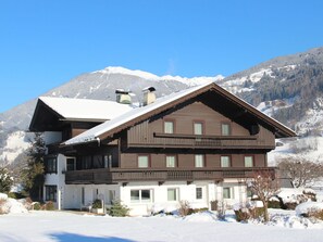 Sky, Snow, Mountain, Building, Plant, Window, House, Tree, Slope, Roof