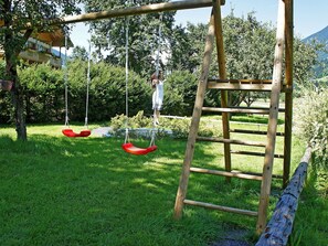 Schwingen, Spielmittel, Hinterhof, Garten, Gras, Baum, Pflanze, Garten, Grundstueck, Landschaft