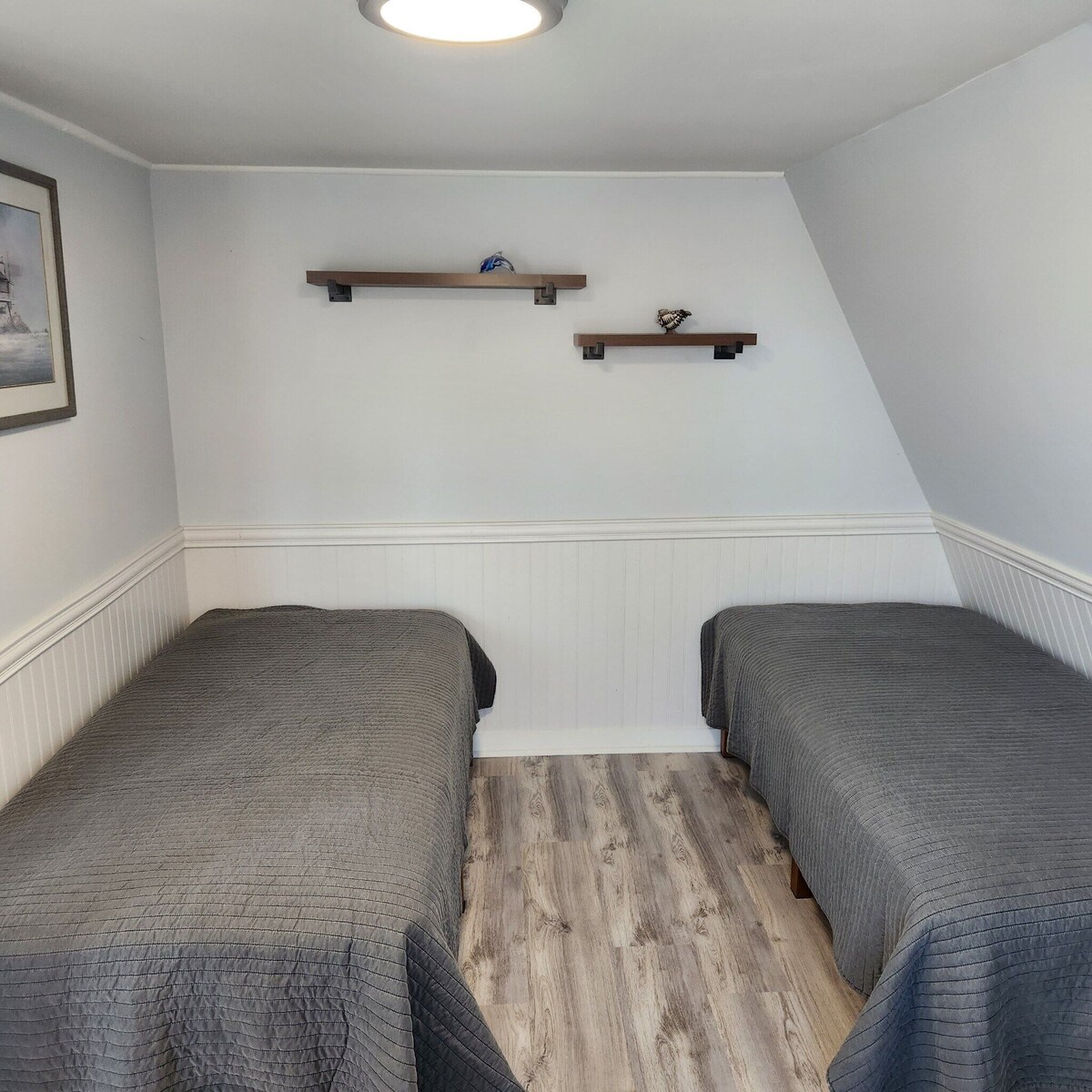2nd Floor Beach retreat, 2 blocks from beach on bay block, dog friendly
