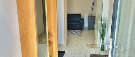 Ferienwohnung Gerne-Da-der erste Blick in den Windfang mit Garderobe, Platz für Schuhe und Jacken