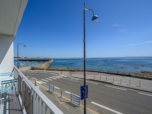 Himmel, Wolke, Wasser, Gebäude, Pflanze, Azurblau, Baum, Schwimmbad, Eigentumswohnung, Schatten